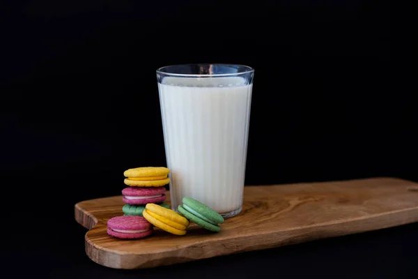 Süt ile renkli macaroons