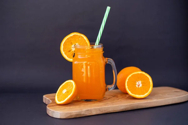 Cam kavanozda taze portakal suyu. 
