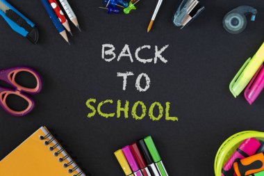 Okula dönüş sağlayan koyu arka plan üzerinde. Natürmort. Kopya alanı.