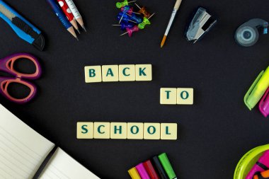 Okula dönüş sağlayan koyu arka plan üzerinde. Natürmort. Kopya alanı.