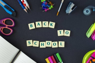 Okula dönüş sağlayan koyu arka plan üzerinde. Natürmort. Kopya alanı.