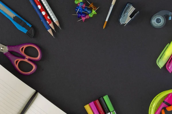 Okula dönüş sağlayan koyu arka plan üzerinde. Natürmort. Kopya alanı.