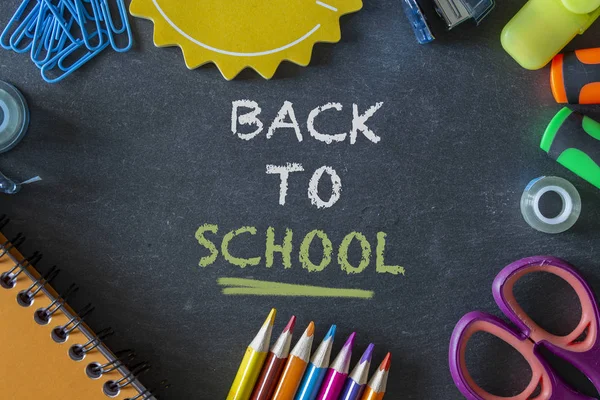 Okula dönüş sağlayan koyu arka plan üzerinde. Natürmort. Kopya alanı.