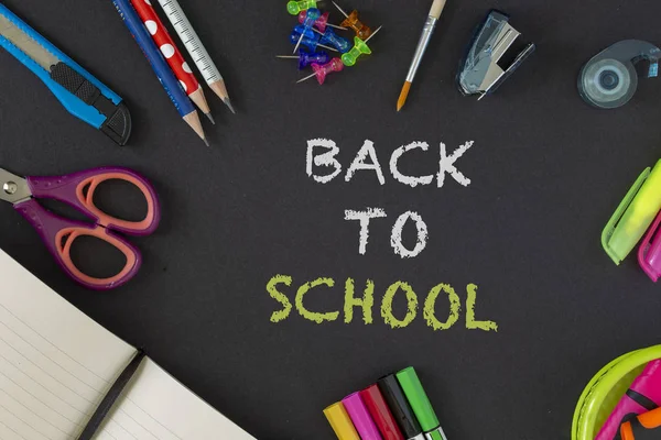 Okula dönüş sağlayan koyu arka plan üzerinde. Natürmort. Kopya alanı.