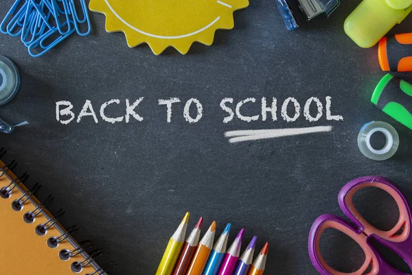 Okula dönüş sağlayan koyu arka plan üzerinde. Natürmort. Kopya alanı.