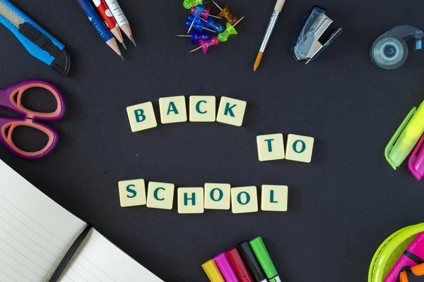 Okula dönüş sağlayan koyu arka plan üzerinde. Natürmort. Kopya alanı.