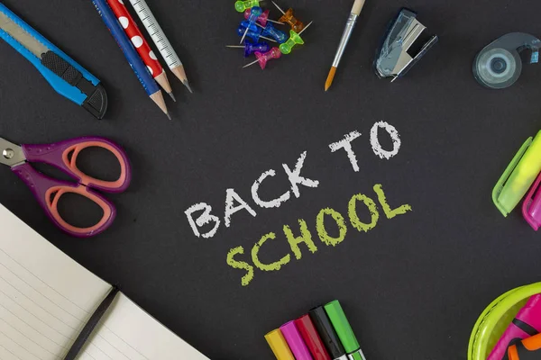 Okula dönüş sağlayan koyu arka plan üzerinde. Natürmort. Kopya alanı.