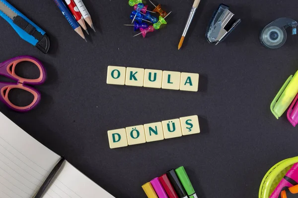 Okula dönüş sağlayan koyu arka plan üzerinde. Natürmort. Kopya alanı.