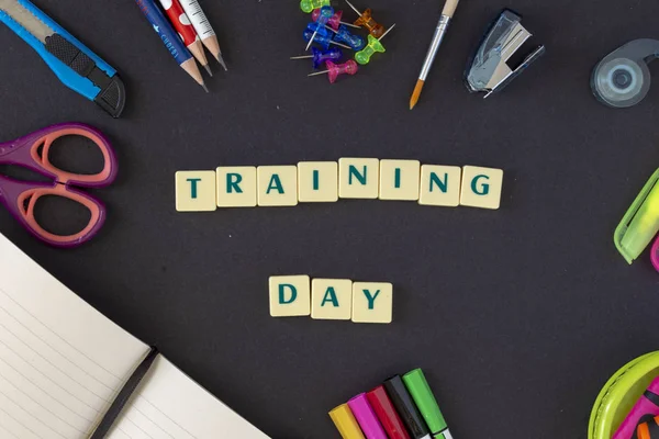 Okula dönüş sağlayan koyu arka plan üzerinde. Natürmort. Kopya alanı.