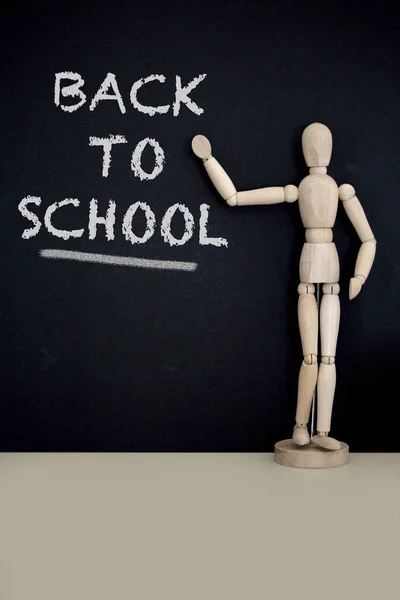 Tahtaya işaret eden manken