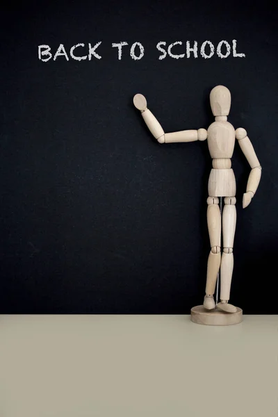 Tahtaya işaret eden manken