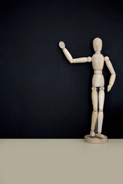 Tahtaya işaret eden manken