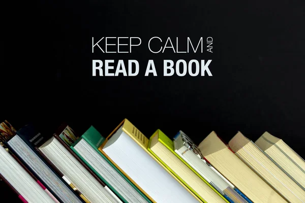 Ahşap masa üzerinde renkli kitap yığını. Metin için yer kopyalayın. Okula dönüş. Eğitim arka plan