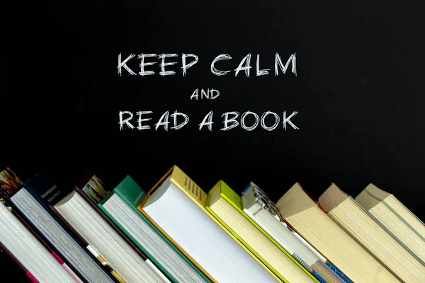 Ahşap masa üzerinde renkli kitap yığını. Metin için yer kopyalayın. Okula dönüş. Eğitim arka plan