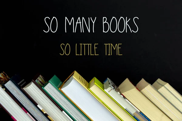 Ahşap masa üzerinde renkli kitap yığını. Metin için yer kopyalayın. Okula dönüş. Eğitim arka plan