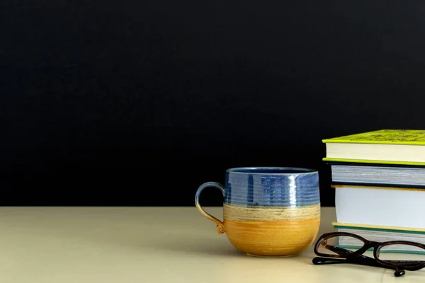 Ahşap masa üzerinde renkli kitap yığını. Metin için yer kopyalayın. Okula dönüş. Eğitim arka plan