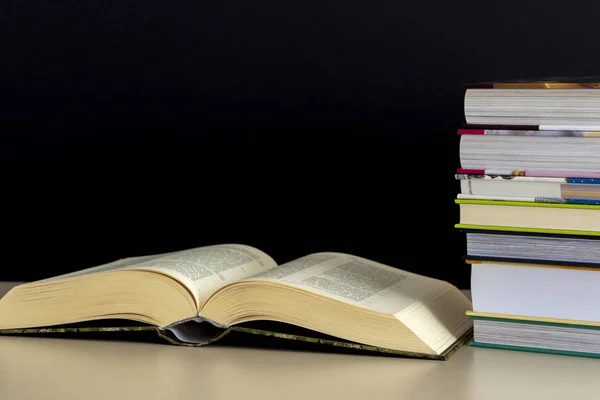 Ahşap masa üzerinde renkli kitap yığını. Metin için yer kopyalayın. Okula dönüş. Eğitim arka plan