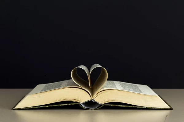 eski açık kitap sayfası kalbinde şekil Kütüphane arka plan ile Sevgililer günü aşk gün kavramı