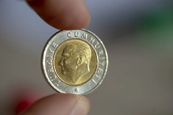 Türk Lirası sikke üzerinde arka plan bulanık