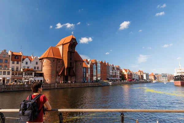 Sırt çantalı bayan gezgin Gdansk, Polonya, Avrupa 'daki tarihi liman ve ortaçağ turnalarına hayran, nehir, mimari ve mavi gökyüzü ile yaz şehirleri