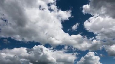 Kocaman kümülüs bulutları olan mavi bir yaz gökyüzünün zaman çizelgesi