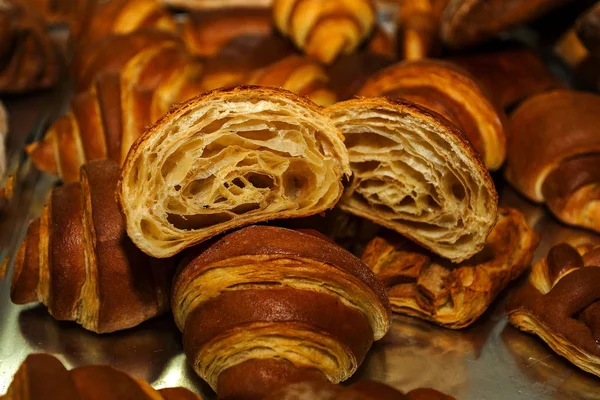 Frissen Sült Croissant Egy Gyönyörű Vágni Közepén — Stock Fotó