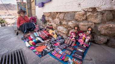 Cusco, Peru - Ağustos 2017: Kimliği belirsiz Perulu Market: Cusco, Peru handycraft ürün satan bir kadın portresi