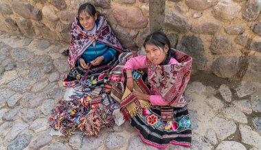 Ollantaytambo, Peru - Ağustos 2017: Ollantaytambo, Peru'daki yerli giyim kızıyla birlikte belirsiz bir Perulu kadın portresi