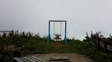 Rize, Türkiye - Temmuz 2017: Türkiye'de Karadeniz Karadeniz Bölgesi swings küçük kız