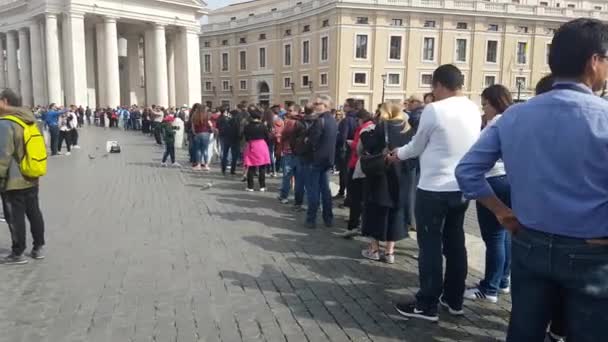 Rome Italy March 2017 People Queue Famous Bernini Colonnade Waiting — Stock Video