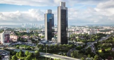 İstanbul, Türkiye - Haziran 2917: Timelapse video Levent Ticaret Bölgesi Sabancı kuleleri çerçevesinde, istanbul, Türkiye