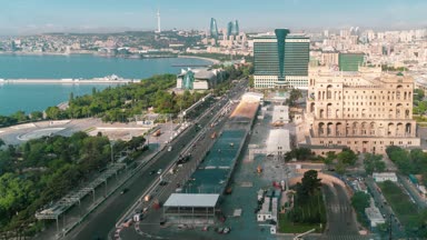 Bakü, Azerbaycan - Mayıs 2018: Timelapse Bakü şehir trafik ve Hazar Denizi, Azerbaycan