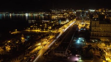 Bakü, Azerbaycan - Mayıs 2018: Timelapse Bakü şehir trafik ve Hazar Denizi geceleri, Azerbaycan