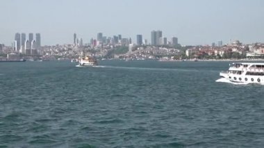 İstanbul, Türkiye - Mayıs 2018: feribot boğaz seyahat eden istanbul manzarası ve kızlık kule ile arka planda, Türkiye