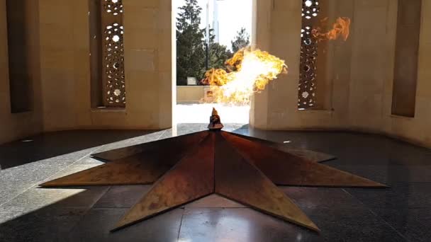 Baku Azerbajdzjan April 2018 Eternal Flame Baku Azerbajdzjan Med Slowmotion — Stockvideo