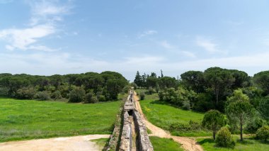 Tomar, Portekiz - Nisan 2018: Tomar su kemeri templar castle yakınındaki