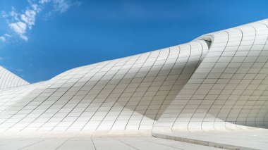 Bakü, Azerbaycan - Nisan 2018: Bina dış Haydar Aliyev Zaha Hadid tarafından tasarlanan ve onun curvy belirtilmektedir önler düz çizgiler ve keskin açıları mimarisi akan Merkezi.