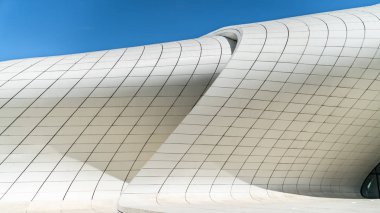 Bakü, Azerbaycan - Nisan 2018: Bina dış Haydar Aliyev Zaha Hadid tarafından tasarlanan ve onun curvy belirtilmektedir önler düz çizgiler ve keskin açıları mimarisi akan Merkezi.