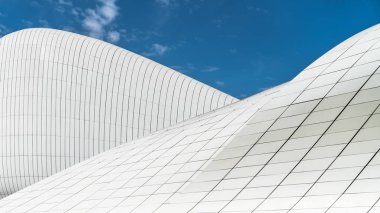 Bakü, Azerbaycan - Nisan 2018: Bina dış Haydar Aliyev Zaha Hadid tarafından tasarlanan ve onun curvy belirtilmektedir önler düz çizgiler ve keskin açıları mimarisi akan Merkezi.