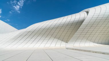 Bakü, Azerbaycan - Nisan 2018: Bina dış Haydar Aliyev Zaha Hadid tarafından tasarlanan ve onun curvy belirtilmektedir önler düz çizgiler ve keskin açıları mimarisi akan Merkezi.