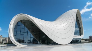 Bakü, Azerbaycan - Nisan 2018: Bina dış Haydar Aliyev Zaha Hadid tarafından tasarlanan ve onun curvy belirtilmektedir önler düz çizgiler ve keskin açıları mimarisi akan Merkezi.