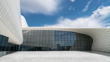 Bakü, Azerbaycan - Nisan 2018: Bina dış Haydar Aliyev Zaha Hadid tarafından tasarlanan ve onun curvy belirtilmektedir önler düz çizgiler ve keskin açıları mimarisi akan Merkezi.