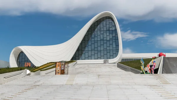 阿塞拜疆巴库 2018年4月 扎哈扎哈 哈迪德设计的海达尔阿利耶夫中心的建筑外观 以其弯曲 流动的结构 避免直线和尖角而闻名 — 图库照片