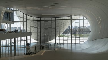Bakü, Azerbaycan - Nisan 2018: Haydar Aliyev Kültür Merkezi'nde Bakü iç detay. Mimar Zaha Hadid tarafından inşa Kültür Merkezi.