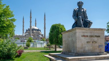 Edirne, Türkiye - Mayıs 2018: Selimiye Camii ve heykeli onun mimarı Mimar Sinan, Edirne, Türkiye