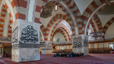 Edirne, Türkiye - Mayıs 2018: Edirne eski cami iç ayrıntılar. Eski camiidir erken bir 15. yüzyıl Osmanlı Camii