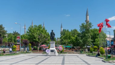 Edirne, Türkiye - Mayıs 2018: Cumhuriyet Meydanı ve Atatürk Anıtı, Edirne, Türkiye.