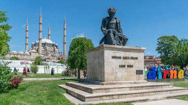 Edirne, Türkiye - Mayıs 2018: Selimiye Camii ve heykeli onun mimarı Mimar Sinan, Edirne, Türkiye