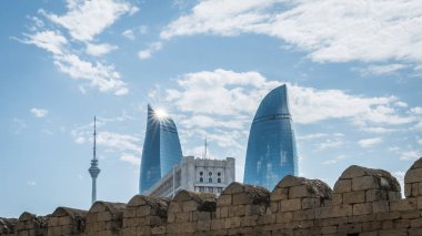 Bakü, Azerbaycan - Nisan 2018: Bakü Eski Şehir duvarlarından görülen alev kuleleri