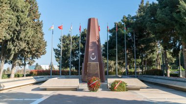 Bakü, Azerbaycan - Nisan 2018: Türk askerleri, Kafkas İslam Ordusu askerleri için anıt.